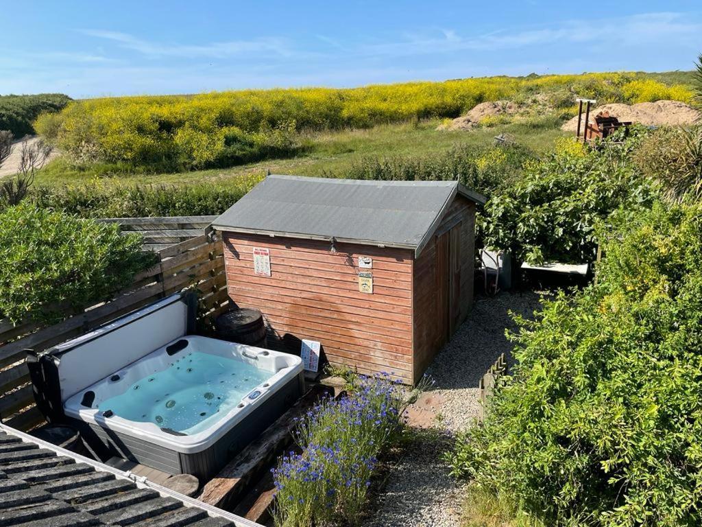 Baywatch Mawgan Porth Spacious Home Sleeps 9, Games Room, Parking & Garden エクステリア 写真