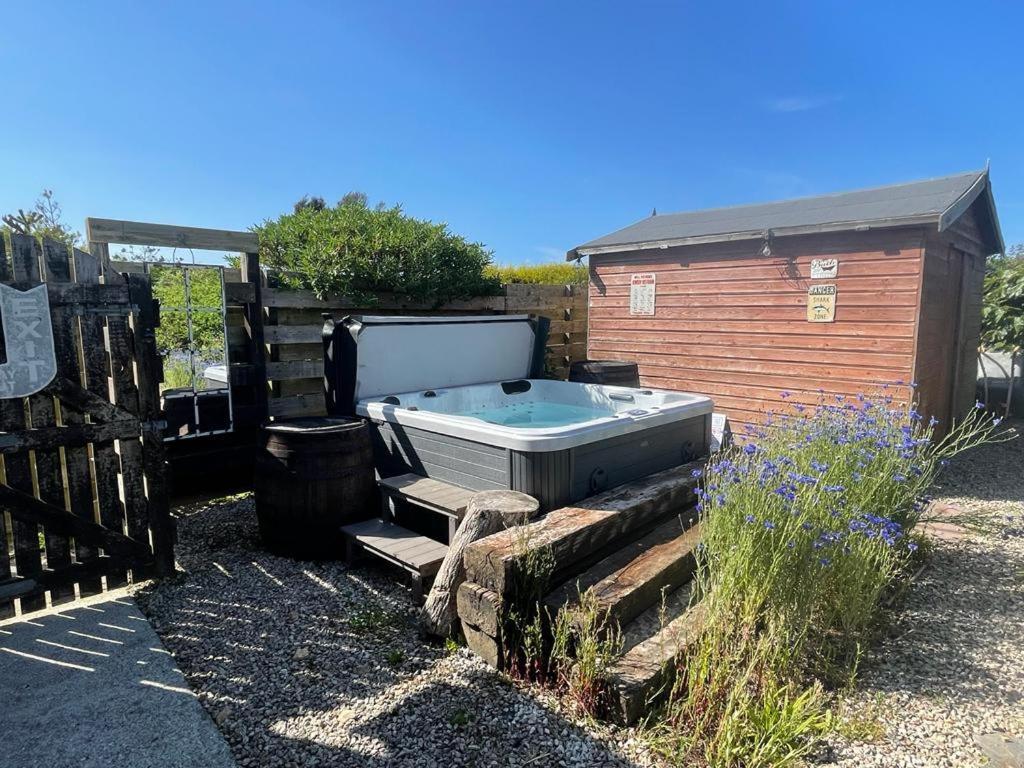 Baywatch Mawgan Porth Spacious Home Sleeps 9, Games Room, Parking & Garden エクステリア 写真